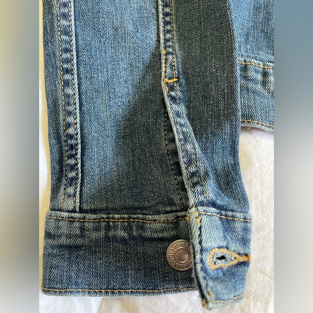 ⭐️Host Pick⭐️ Levi’s Classic Denim Trucker Jacket Slim fit Women’s Small NWOT - Picture 15 of 16